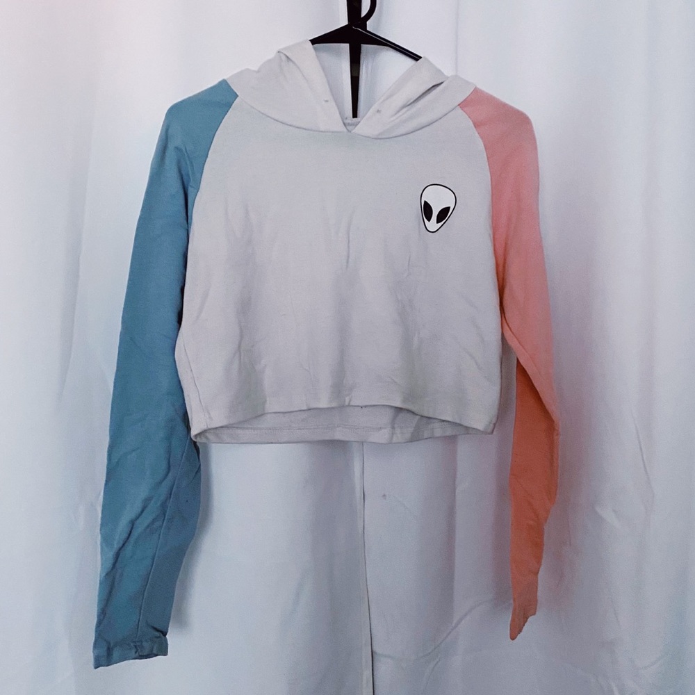 SHEIN alíen symbol crop hoodie
